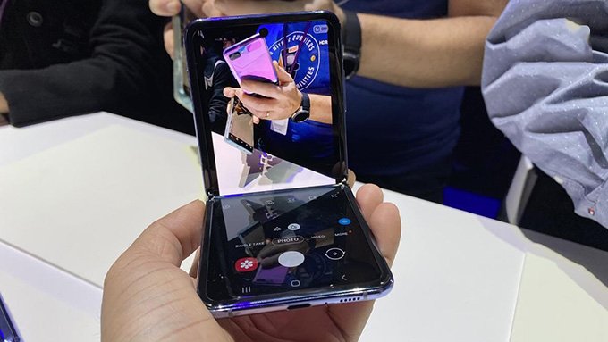 Galaxy Z Flip 4 tự biến bản thân thành để đứng chụp ảnh để tạo thuận tiện
