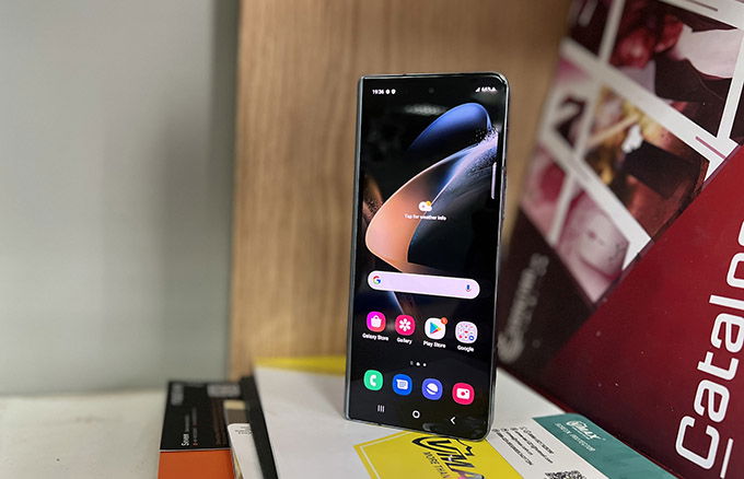 Samsung Z Fold 4 có kích thước màn hình phụ 6,2 inch