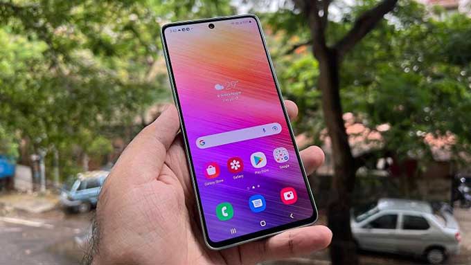 So sánh chi tiết Samsung Galaxy A73 và Google Pixel 6a: Màn hình