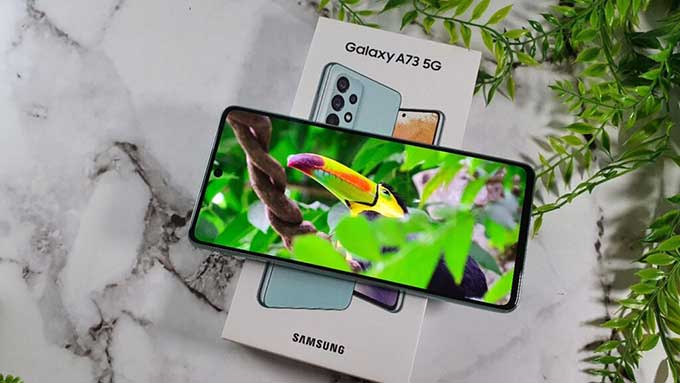 So sánh chi tiết Samsung Galaxy A73 và Google Pixel 6a: Thiết kế