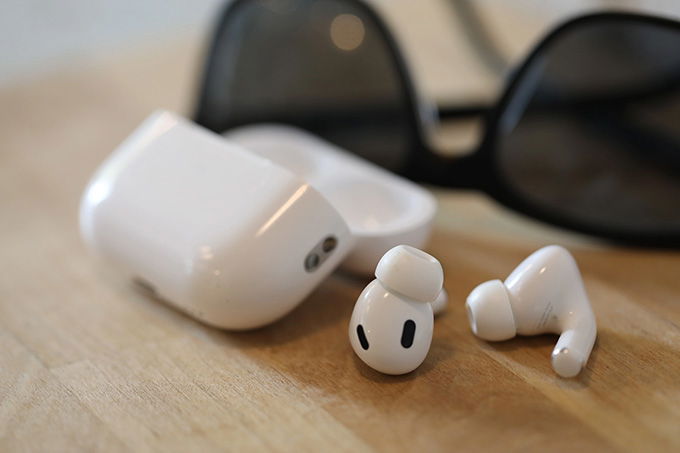 AirPods Pro 2 có khe móc phụ kiện ở thiết kế case sạc