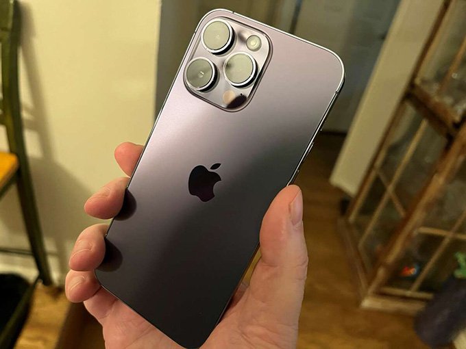 iPhone 14 màu tím thay đổi tông độ tùy thuộc vào ánh sáng người dùng