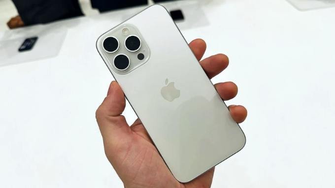 iPhone 15 Pro Max màu Titan trắng