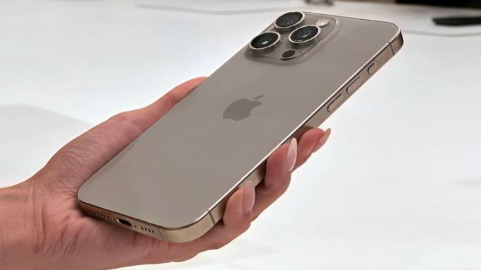 Trên tay iPhone 15 Pro Max viền titan xịn sò