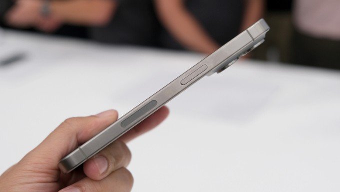 iPhone 15 Pro sở hữu khung viền Titan được bo cong nhẹ