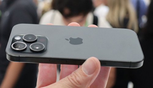Trên tay iPhone 15 Pro: Gọn nhẹ, đa năng, bảng màu Titan mới lạ