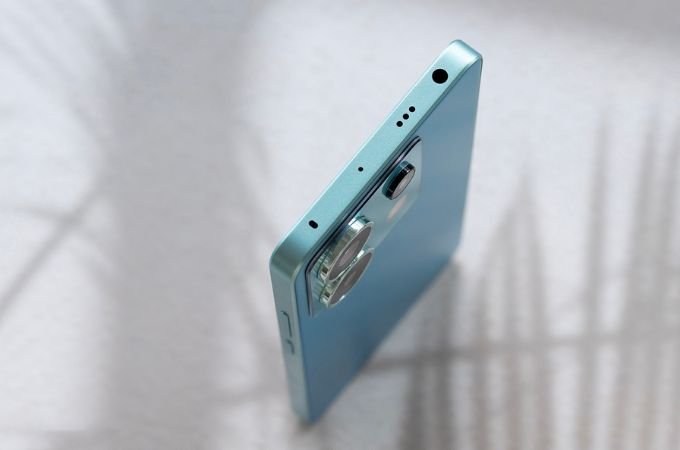 Cạnh trên Redmi Note 13 Pro chứa jack cắm tai nghe