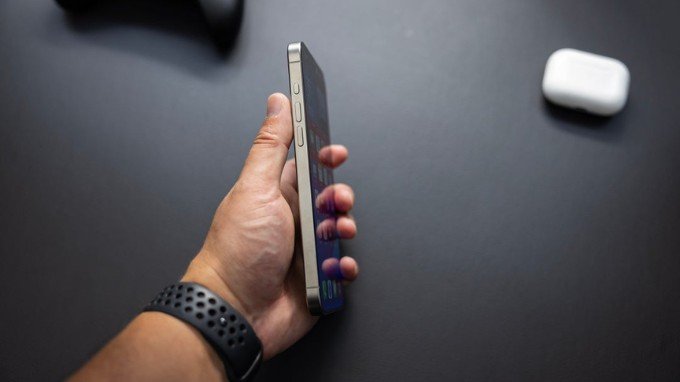 iPhone 15 Pro sở hữu khung titan bền bỉ