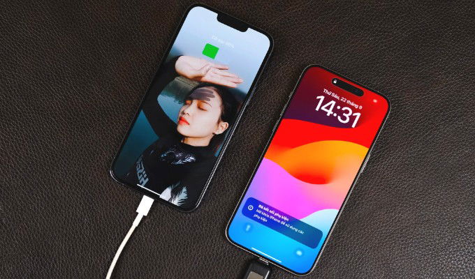 Dùng iPhone 15 Pro Max để sạc ngược cho các thiết bị khác