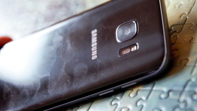 Galaxy-S7-mat-lung-bang-kinh-de-bam-van-tay-XTMobile