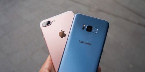 Nên mua Galaxy S8 Plus hay iPhone 7 Plus, thích cong hay phẳng?