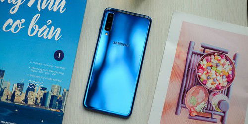 Galaxy A7 2018 - 'Át chủ bài' mới của Samsung - 3 camera sau giá 7,6 triệu