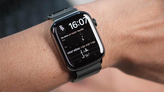 Apple Watch Series 7 45mm LTE cùng người dùng rèn luyện sức khỏe