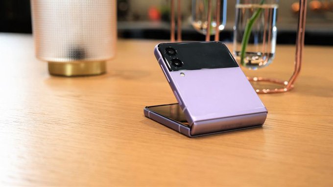 Top smartphone màu tím ấn tượng nhất năm 2022: Galaxy Z Flip 4