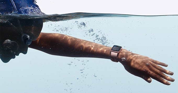 Cả Galaxy Watch 5 và Apple Watch SE 2 đều có thể hoạt động dưới nước