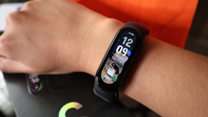 Smartband có thể chống chịu tốt nếu chẳng may bị va đập hoặc chống trầy xước tốt hơn smartwatch 