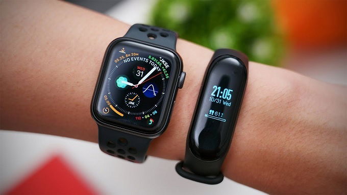 Smartwatch thường có kích thước lớn hơn cả về dây đeo lẫn màn hình