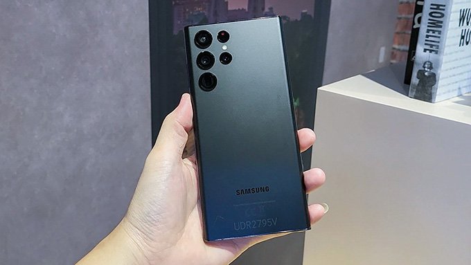Galaxy S22 Ultra gây ấn tượng với cách sắp xếp camera