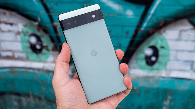 Google Pixel 6a có thiết kế độc đáo hơn so với Galaxy S21 FE