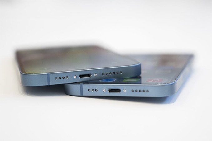 So sánh dung lượng pin và tốc độ sạc iPhone 15 và iPhone 13 Pro Max
