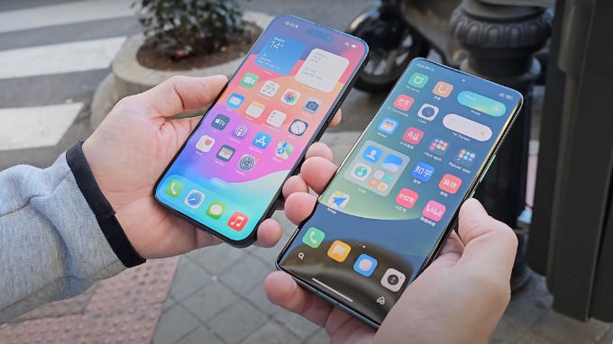 Trên thực tế iPhone 15 Pro Max vẫn hiển thị cực tốt dù độ sáng tối đa thấp hơn Xiaomi 13 Ultra