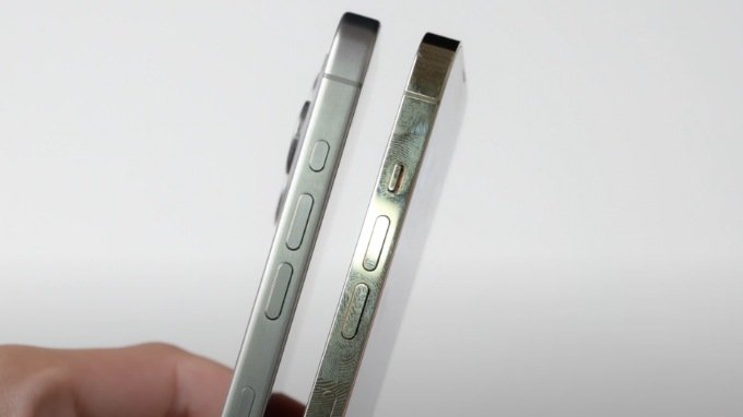 Nút Action Button trên iPhone 15 Pro (trái) và công tắc gạt trên iPhone 13 Pro (phải)