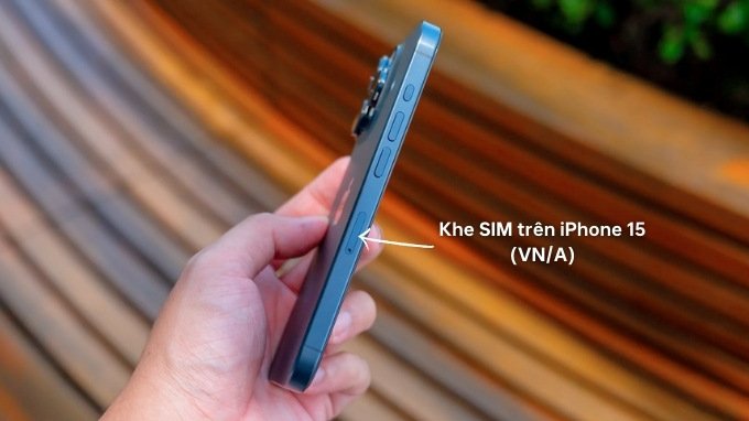 Khe SIM trên iPhone 15 Pro (VN/A)