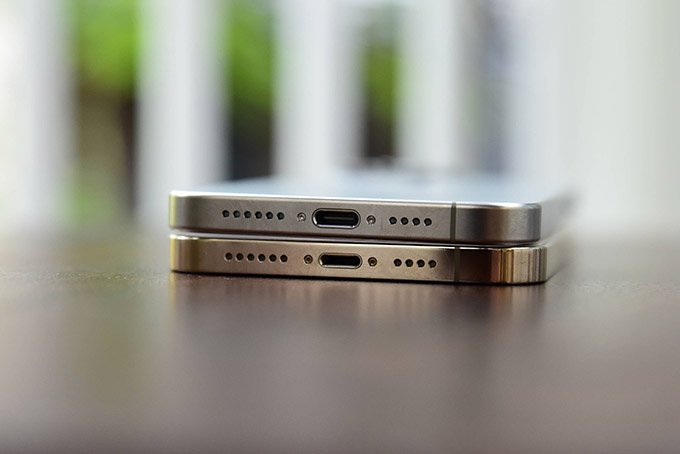 So sánh cổng sạc iPhone 15 Pro và iPhone 12 Pro Max