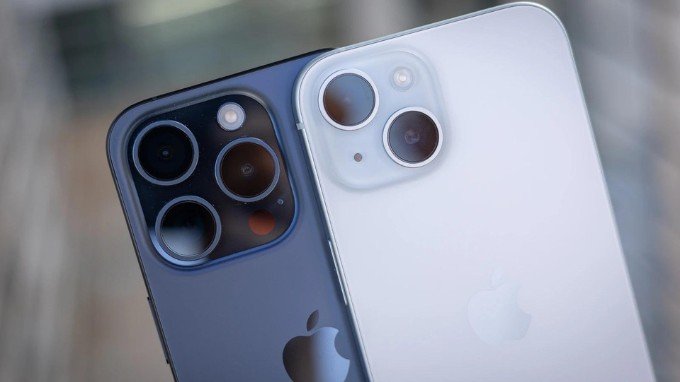 Camera của iPhone 15 (phải) và iPhone 15 Pro (trái)