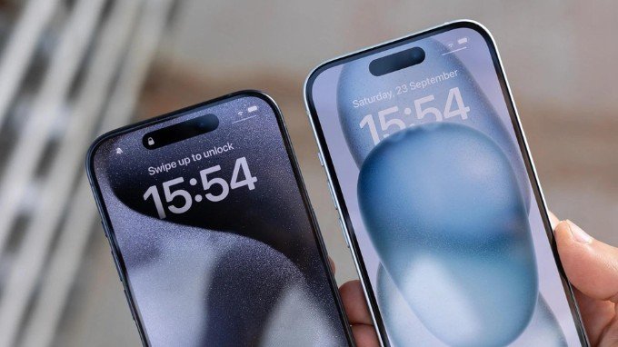Màn hình iPhone 15 (phải) và iPhone 15 Pro (trái)