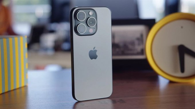 iPhone 15 Pro sở hữu vẻ ngoài nhỏ gọn với khung viền được làm bằng Titan