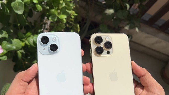 Camera iPhone 15 (phải) và iPhone 14 Pro (trái)
