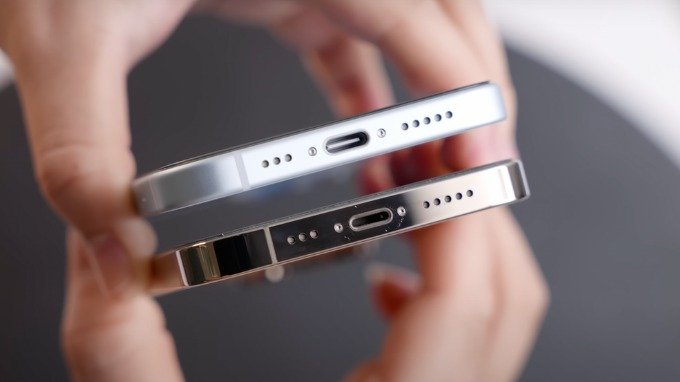 Cổng sạc USB-C trên iPhone 15 (trên) và cổng Lightning trên iPhone 14 Pro (dưới)