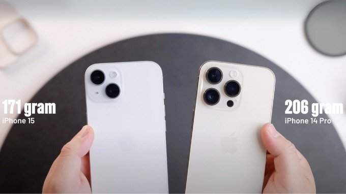 iPhone 15 gọn nhẹ, còn iPhone 14 Pro có trọng lượng nặng hơn