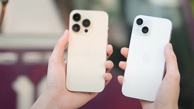Thiết kế mặt lưng của iPhone 14 Pro (trái) và iPhone 15 (phải)