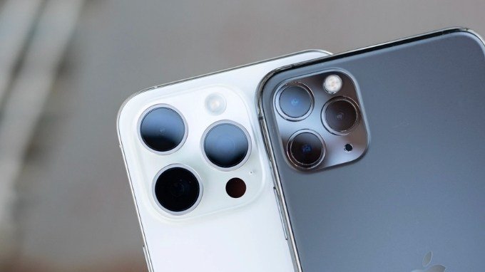 Cụm camera trên iPhone 15 Pro Max có kích thước lớn hơn iPhone 11 Pro Max
