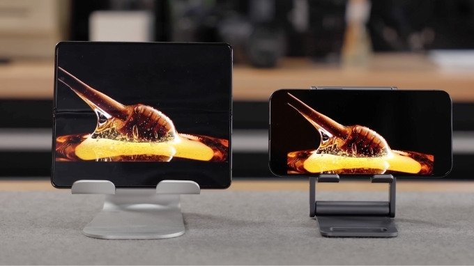 Khả năng hiển thị của iPhone 15 Pro Max và Galaxy Z Fold 5