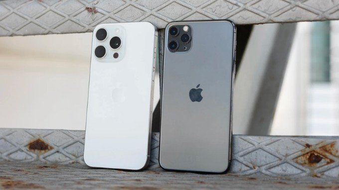 Sự khác biệt trong thiết kế giữa iPhone 15 Pro Max và iPhone 11 Pro Max