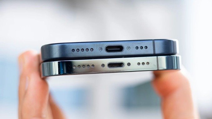iPhone 15 Pro sử dụng cổng USB-C thay cho cổng Lightning trên iPhone 12 Pro