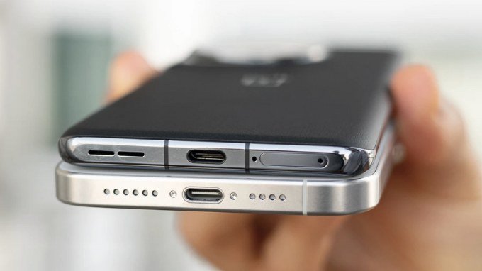 Cổng sạc trên iPhone 15 Pro Max và OnePlus 11