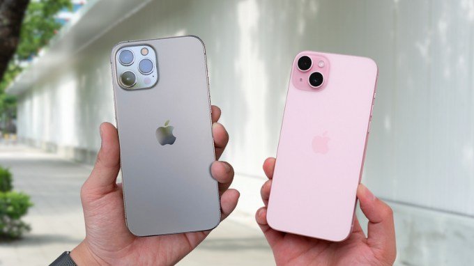Thiết kế trên iPhone 15 và iPhone 12 Pro Max