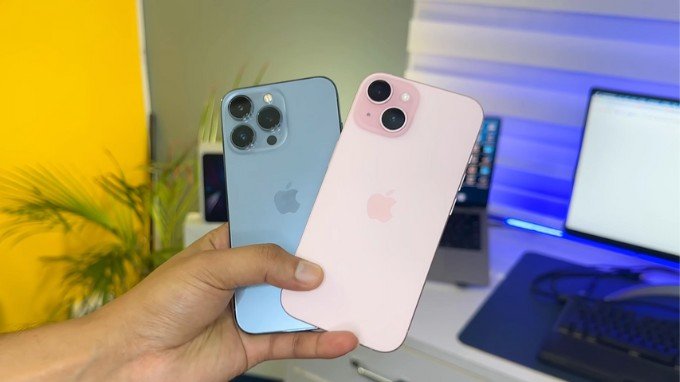 Trên tay là hai thiết bị iPhone 13 Pro (trái) và iPhone 15 (phải)