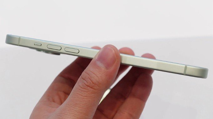 Cạnh viền bo cong trên iPhone 15 tạo cảm giác cầm nắm thoải mái hơn