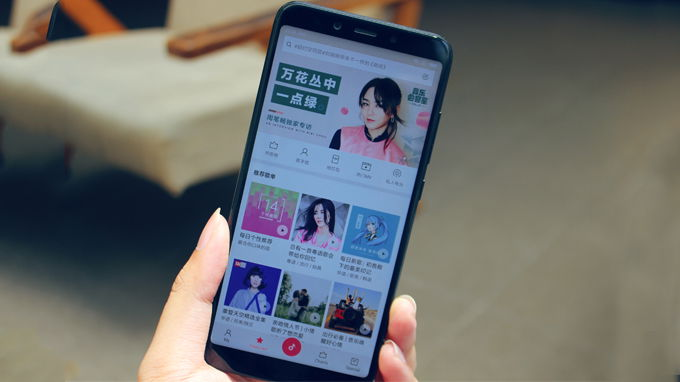 Xiaomi Mi 6X ( 4GB/ 64GB) được trang bị màn hình có kích thước 5.99 inch