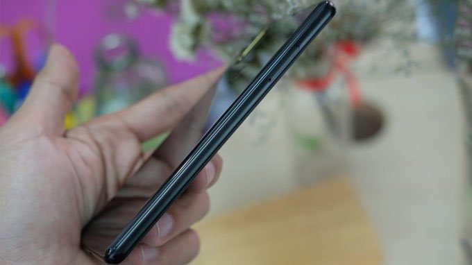 Khung viền của Xiaomi Mi Mix 2s được làm từ kim loại 