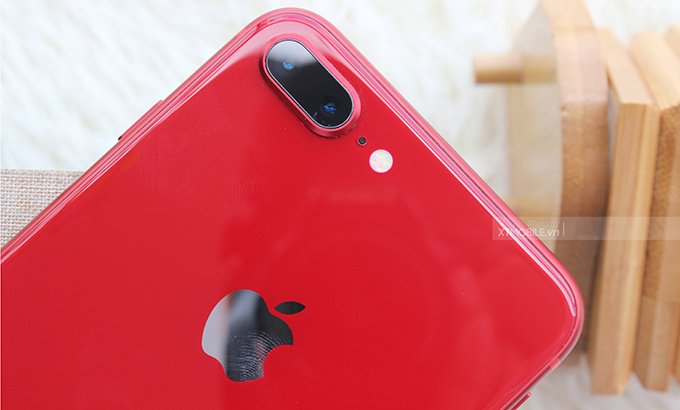 iPhone 8 Plus 256GB cũ (đỏ) có thể chụp ảnh tốt trong môi trường thiếu sáng