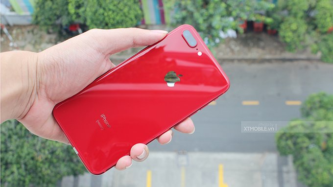 iPhone 8 Plus 256GB cũ đỏ trông hài hoà với kết hợp màu đen đỏ