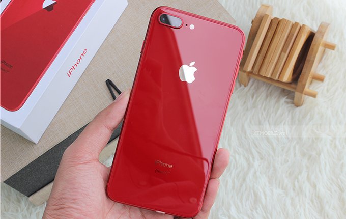 iPhone 8 Plus 64GB cũ (Red) nổi bật với lớp sơn đỏ ở phần lưng