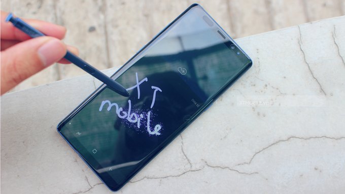 Bút S-pen trên Galaxy Note 8 là một vũ khí mạnh mẽ so găng với đối thủ, có thể ghi chú ngay trên màn hình tắt