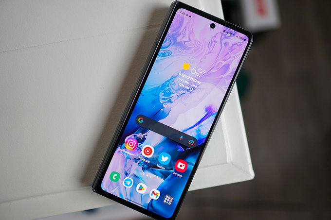 Việc giữ nguyên camera trước của Galaxy Z Fold 4 khiến người dùng phân vân